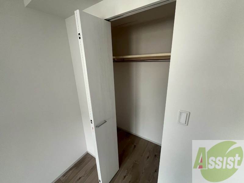 収納　こちらの収納にはハンガーをかけて服もしまえますね。