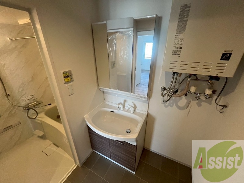 洗面設備　独立洗面台です。大きくてよいですね。シャンプーもできます！
