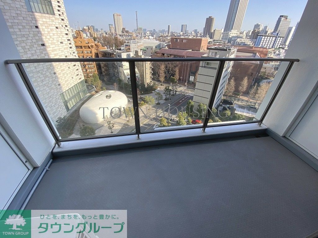 バルコニー　フローリング、建具の色は異なることがございます。