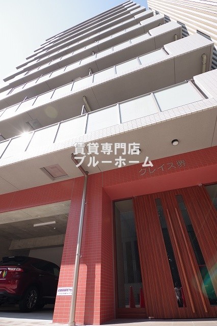 建物外観　前面部分タイル張り！