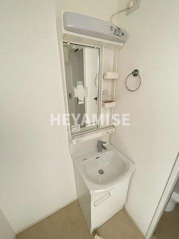 洗面設備　建築途中のお部屋の写真となります。