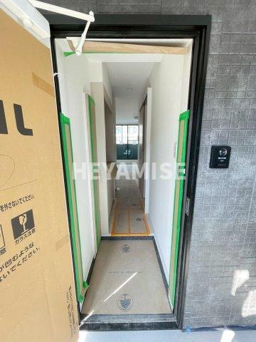 玄関　建築途中のお部屋の写真となります。