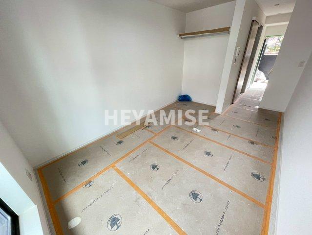 居室・リビング　建築途中のお部屋の写真となります。