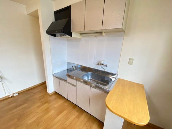 キッチン　便利なサイドボード付