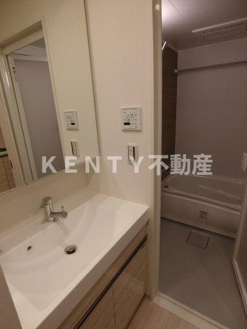 洗面設備　明るい洗面所です