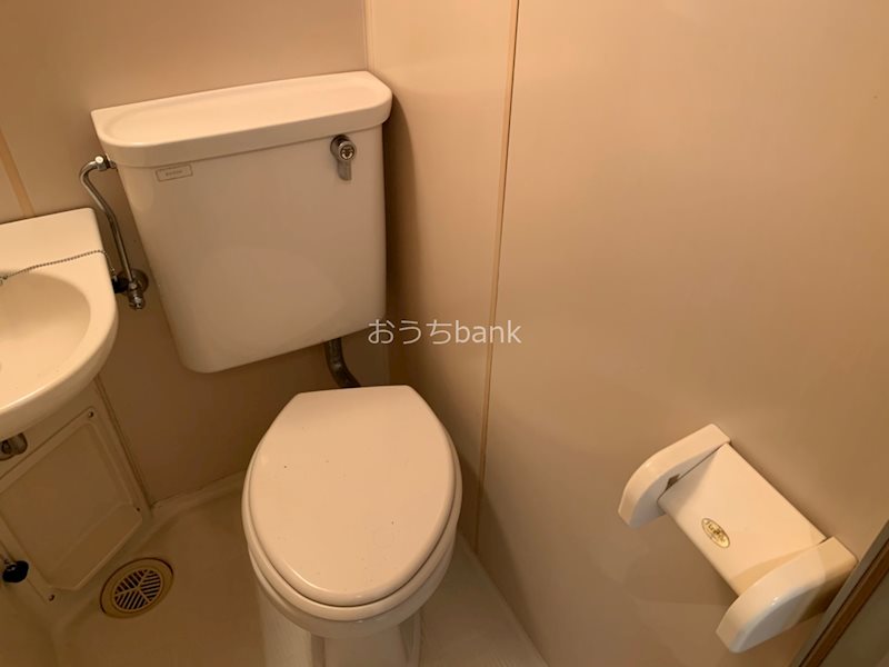 トイレ　トイレは浴室と一体となっております