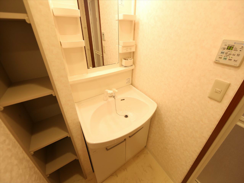 洗面設備　脱衣所　独立洗面台（シャンプードレッサー付）収納スペース有