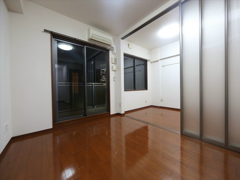 バルコニー　ＬＤＫ9.6帖　洋室4.6帖　つなげても仕切っても使えます