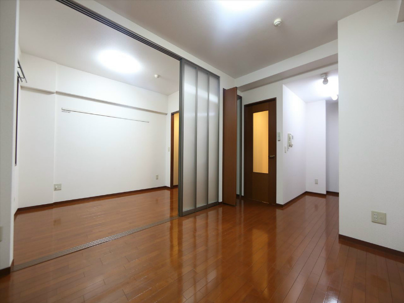 居室・リビング　ＬＤＫ9.6帖　洋室4.6帖　つなげても仕切っても使えます