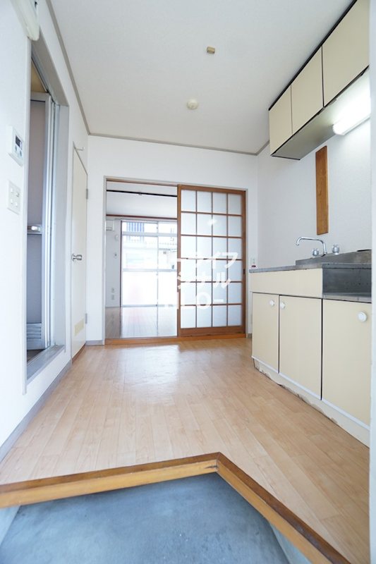 玄関　玄関すぐ右手側にキッチンがあります☆