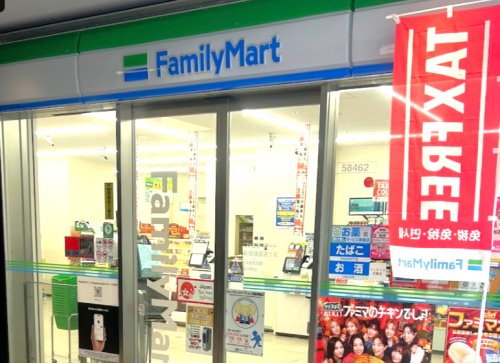 コンビニ　ファミリーマート 新宿靖国通り店（コンビニ）まで328m