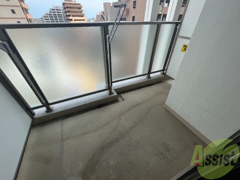 バルコニー　このバルコニースペースは洗濯物も問題なく干せそうですね。