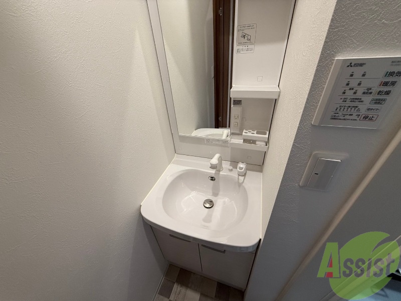 洗面設備　洗面台は独立洗面台です。毎日の身支度が楽しくなりますね。