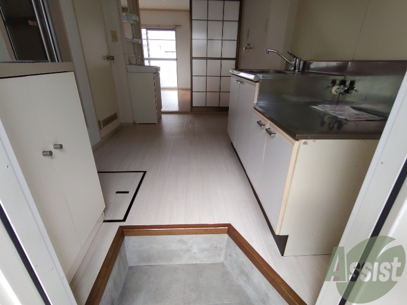 玄関　玄関からの様子です。綺麗なフローリングが広がっています。