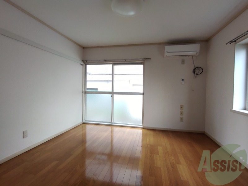 居室・リビング　広くきれいなリビングは明るい光も良く差します。