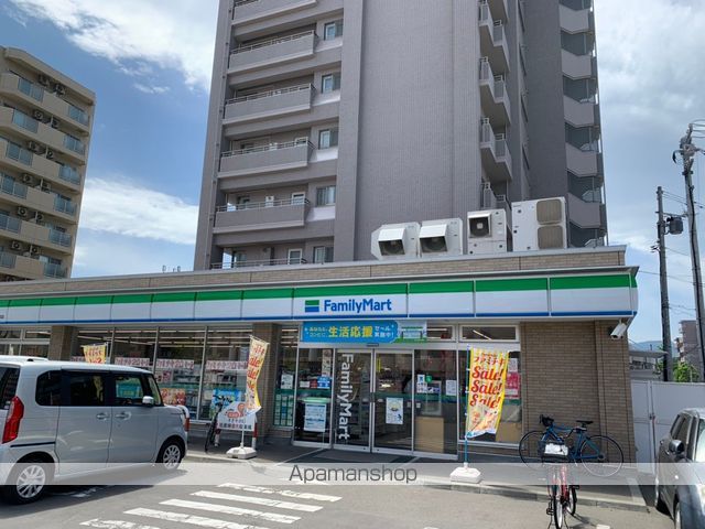 コンビニ　ファミリーマート（コンビニ）まで327m