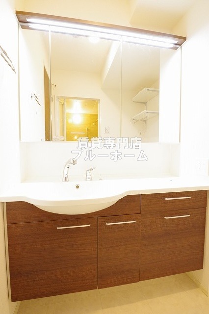 洗面設備　三面鏡独立洗面化粧台！