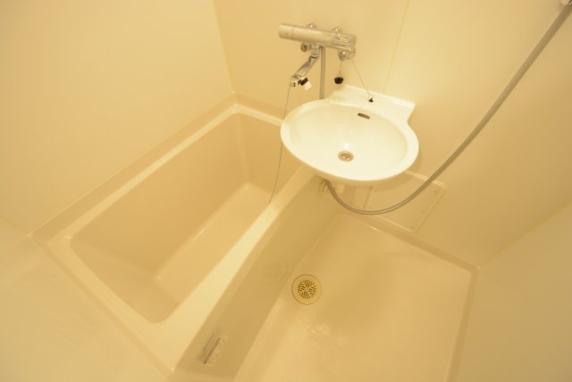 バス・シャワールーム　浴室乾燥機付きで便利です！