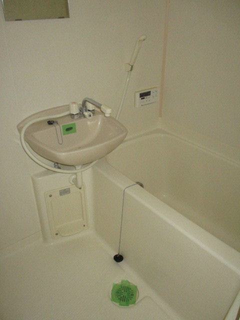 バス・シャワールーム　写真は202号室（反転）のものになります。