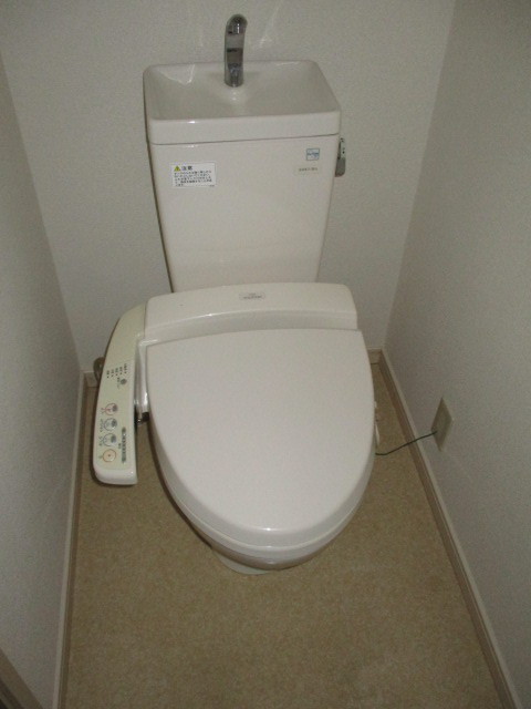 トイレ　写真は202号室（反転）のものになります。