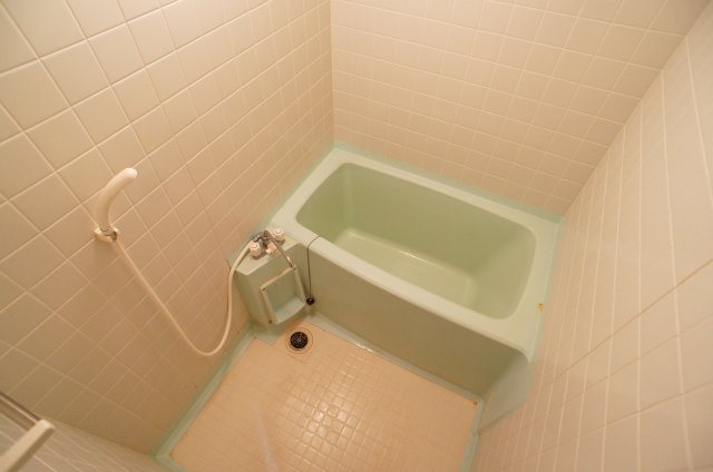 バス・シャワールーム　コンパクトで使いやすいお風呂です