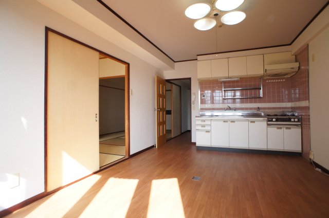 居室・リビング　こちらの居間で趣味の時間をお楽しみください