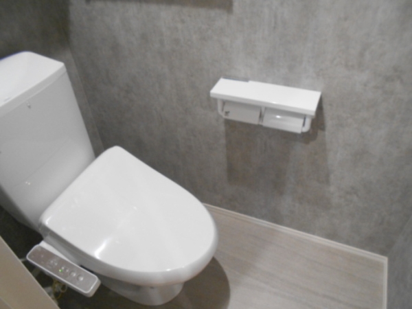トイレ　温水シャワー付きトイレです