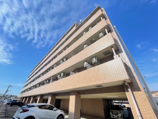 建物外観　白物家電３点セット付のマンション。