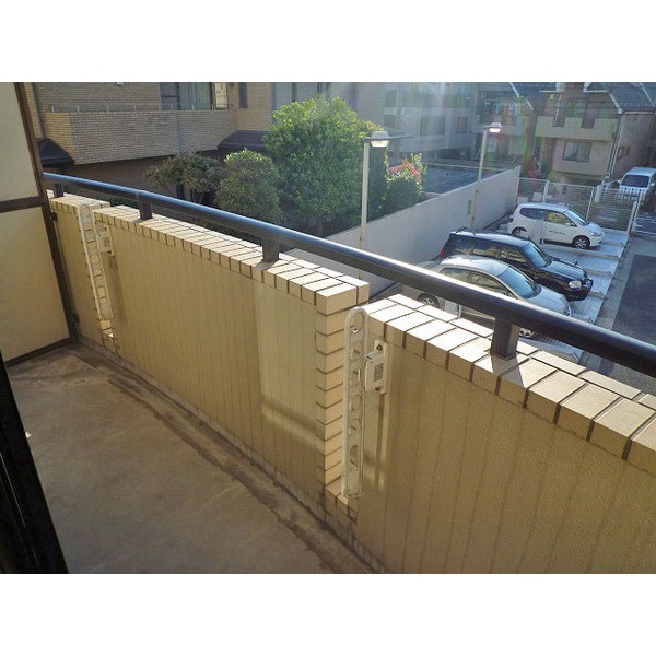 バルコニー　低層住宅街に面する！