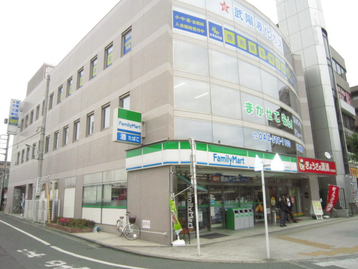 コンビニ　ファミリーマート（コンビニ）まで400m