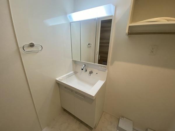 洗面設備　三面鏡洗面台！