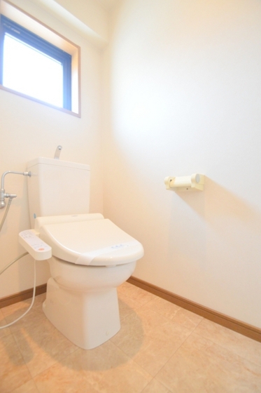 トイレ　ウォシュレット付きトイレには窓もあり採光も換気も十分です！
