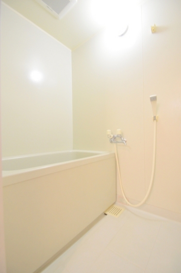 バス・シャワールーム　浴室・広めのバスタブが嬉しいですね♪