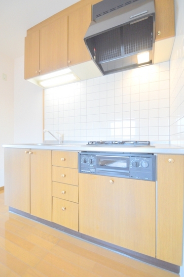 キッチン　３口コンロ付きシステムキッチンは広々してお料理の腕が鳴ります