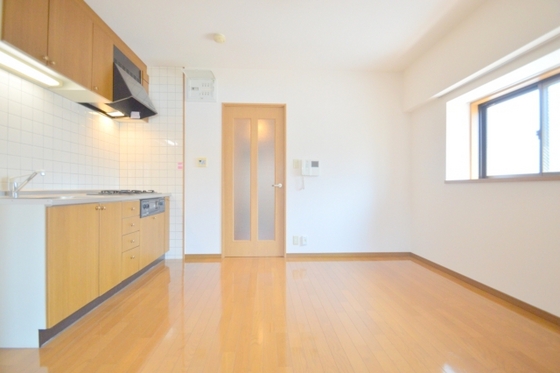 居室・リビング　ＤＫ５．５帖♪角部屋２面採光の明るいダイニングです！！