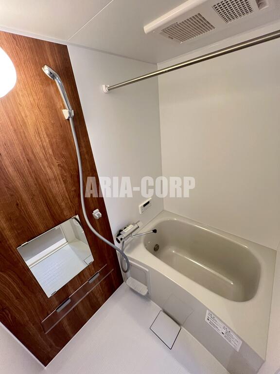 バス・シャワールーム　追焚き浴室乾燥付。カラーパネル採用でお洒落なバスルームです。