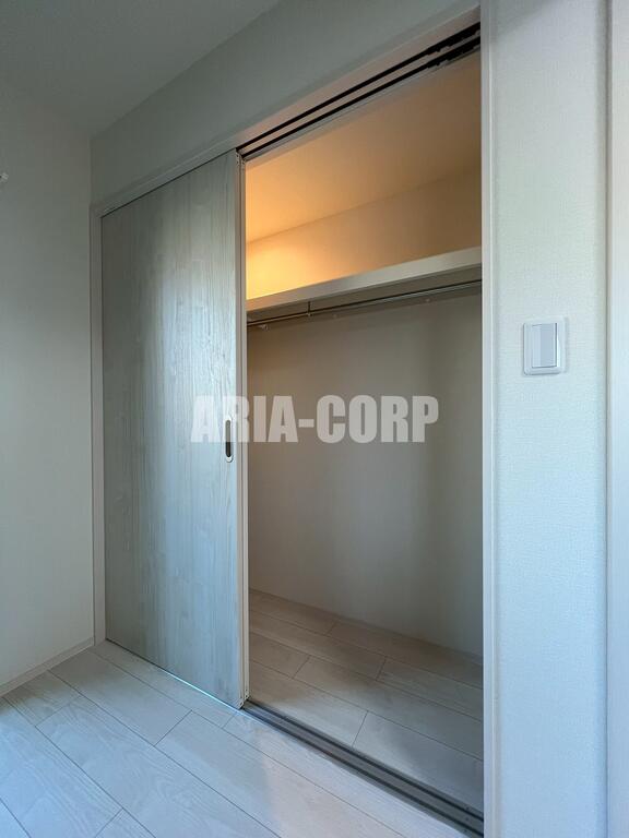 収納　クローゼット。上部には便利な棚がございます！