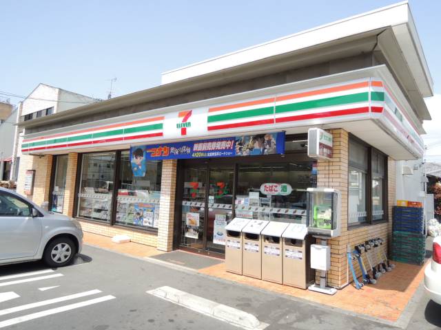 コンビニ　セブンイレブン（コンビニ）まで698m