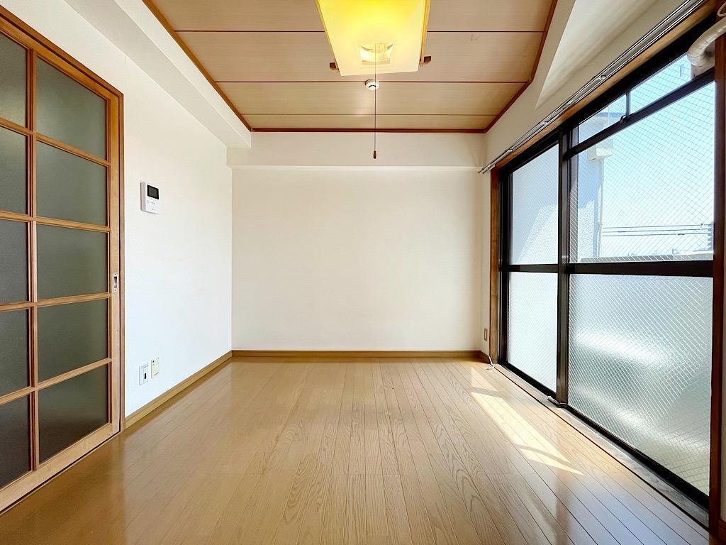 ホワイトドール台原の居間写真