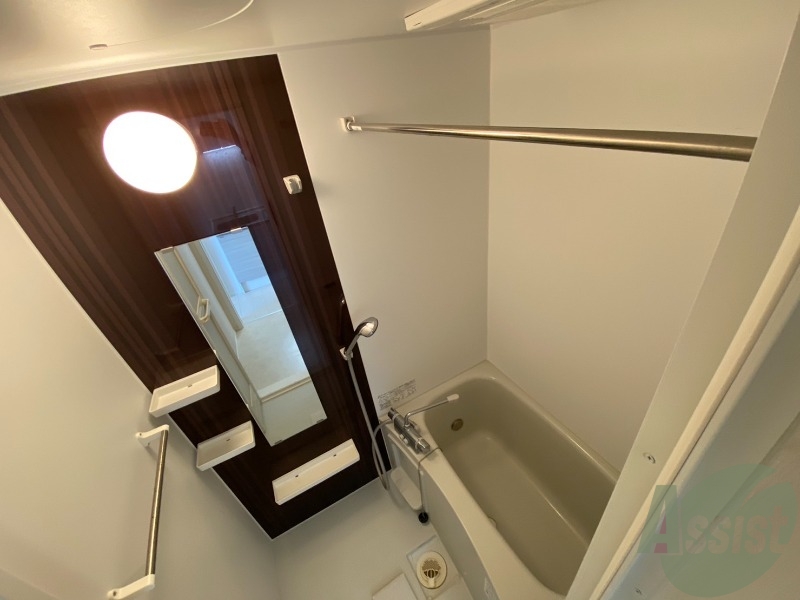 バス・シャワールーム　浴室はシンプル。一人暮らしにはちょうど良いサイズですね。