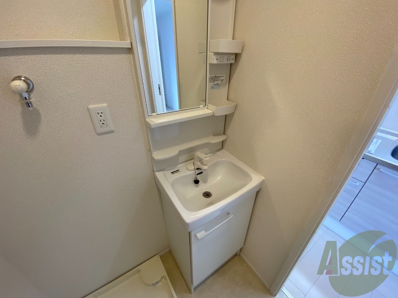 洗面設備　洗面台はシンプルなつくりで手入れがしやすそうですね。