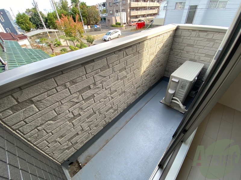 バルコニー　バルコニーは洗濯物を干すのに十分な広さがありますね。