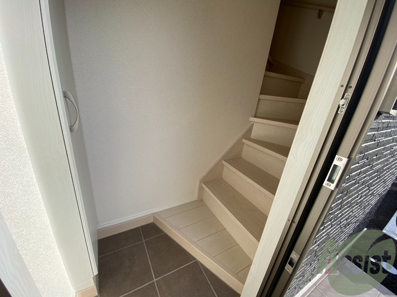 玄関　玄関からの様子です。すぐ部屋が見えないのは安心ですね。