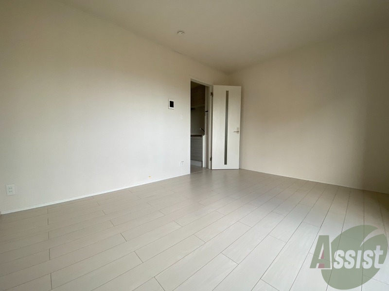 居室・リビング　メインとなる洋室です。日差しがあり明るい印象でした。