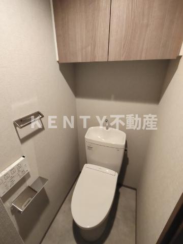 トイレ　落ち着いた色調のトイレです
