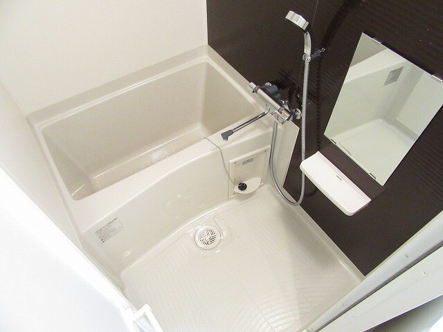 バス・シャワールーム　ミラー付きバスルーム