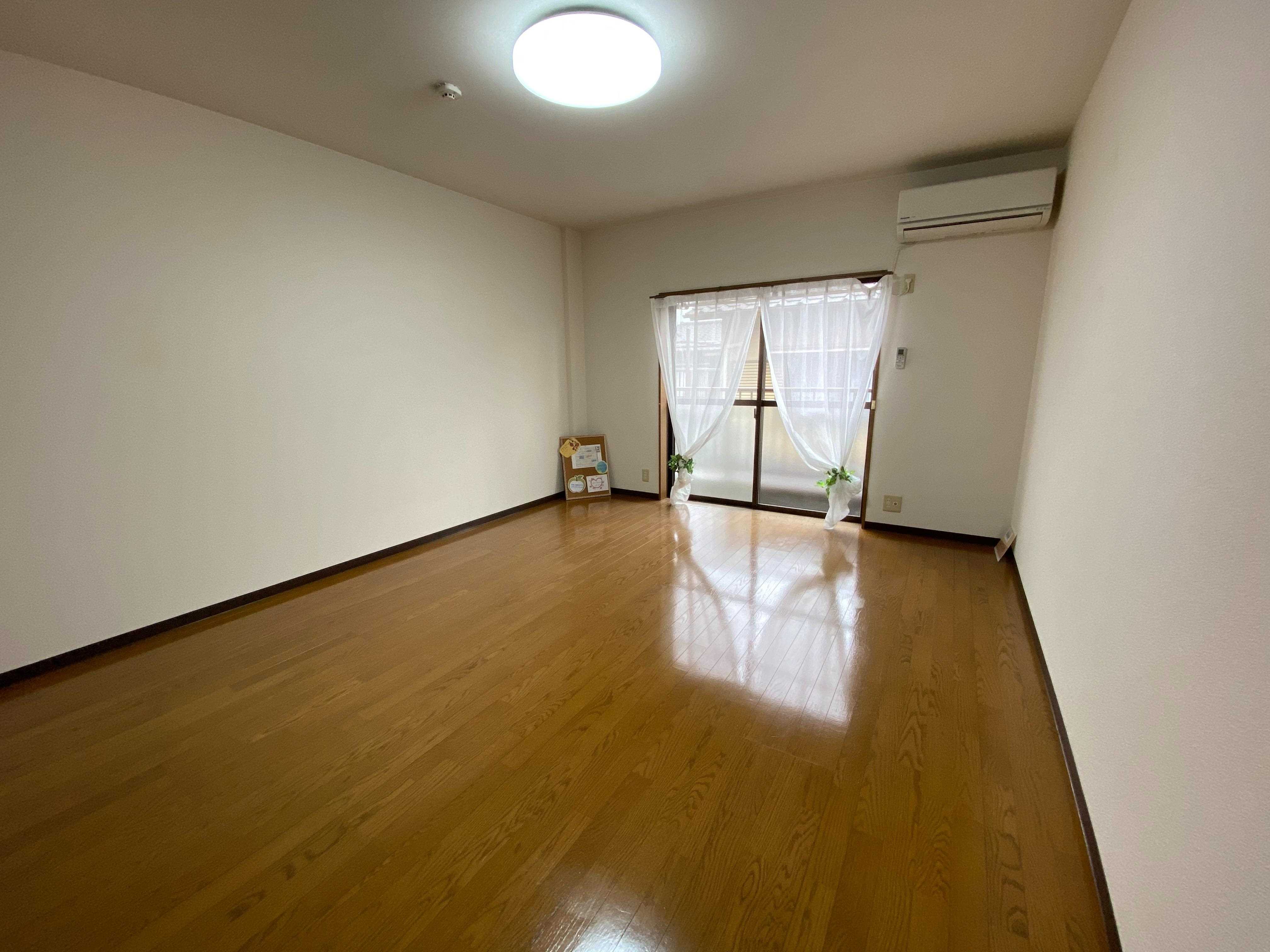 居室・リビング　10帖の広々洋室