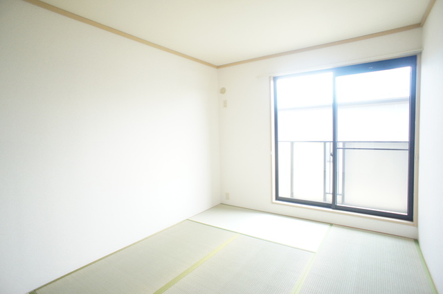 その他部屋・スペース　南東向きで日当たり良好なお部屋！暖かな日差しが入ります♪