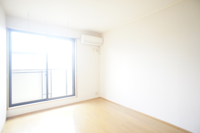 居室・リビング　室内は落ち着いたぬくもりのあるフローリングです