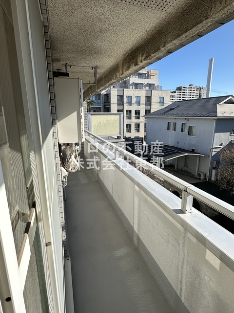 バルコニー　バルコニーがあるので洗濯物を太陽の下で干すことができます♪